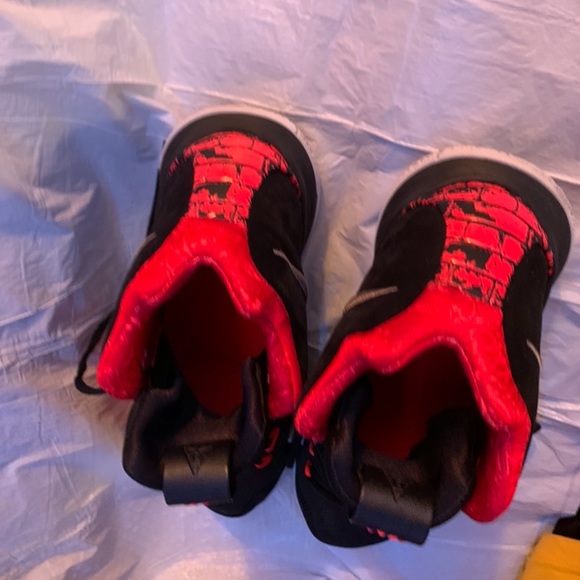 Nike kyrie 4s! Size 10.5! Very good condition! - Picture 4 of 7